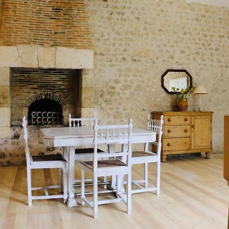 As Seen On A New Life In The Sun - Beautiful 3 Bedroom Cottage With Shared Pool Montboyer 외부 사진