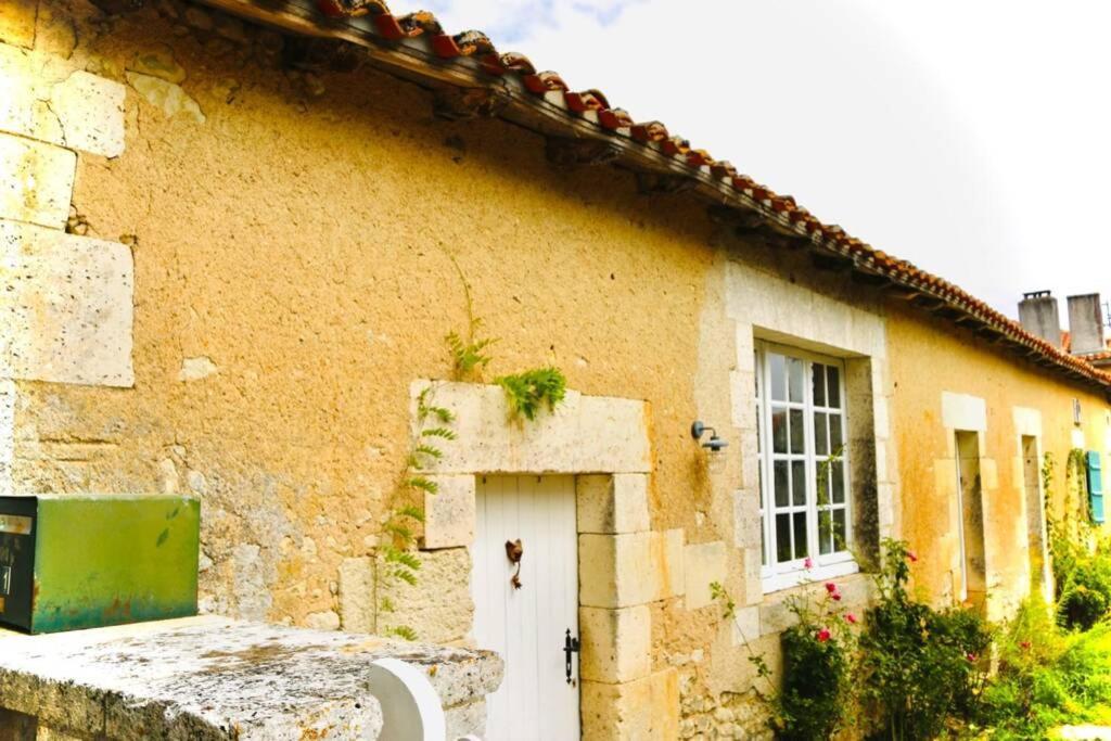 As Seen On A New Life In The Sun - Beautiful 3 Bedroom Cottage With Shared Pool Montboyer 외부 사진