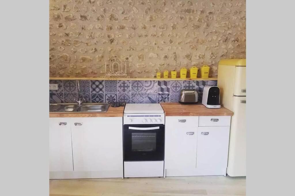 As Seen On A New Life In The Sun - Beautiful 3 Bedroom Cottage With Shared Pool Montboyer 외부 사진