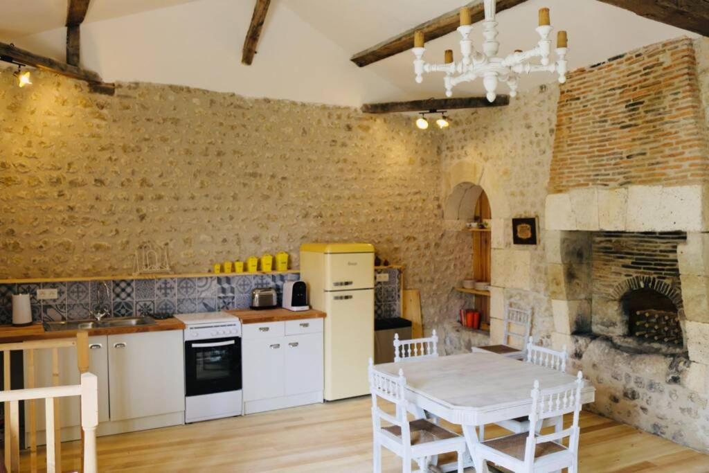 As Seen On A New Life In The Sun - Beautiful 3 Bedroom Cottage With Shared Pool Montboyer 외부 사진