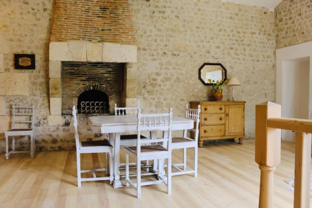 As Seen On A New Life In The Sun - Beautiful 3 Bedroom Cottage With Shared Pool Montboyer 외부 사진