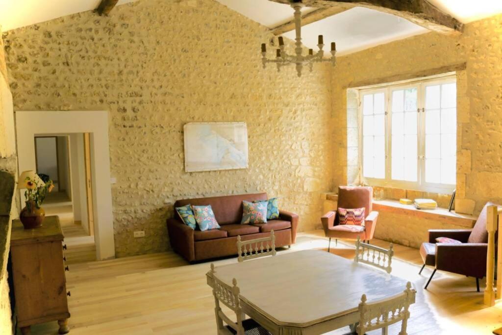 As Seen On A New Life In The Sun - Beautiful 3 Bedroom Cottage With Shared Pool Montboyer 외부 사진
