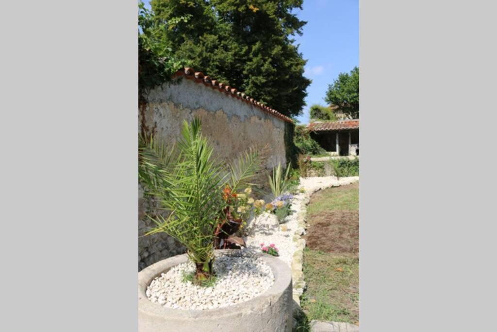 As Seen On A New Life In The Sun - Beautiful 3 Bedroom Cottage With Shared Pool Montboyer 외부 사진