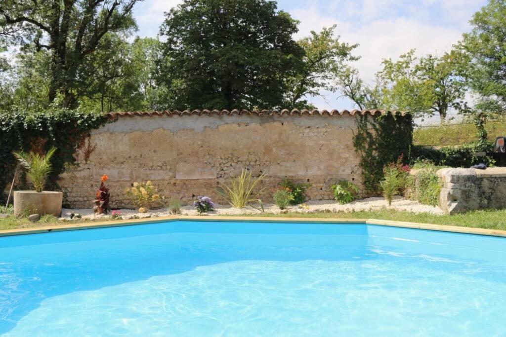 As Seen On A New Life In The Sun - Beautiful 3 Bedroom Cottage With Shared Pool Montboyer 외부 사진
