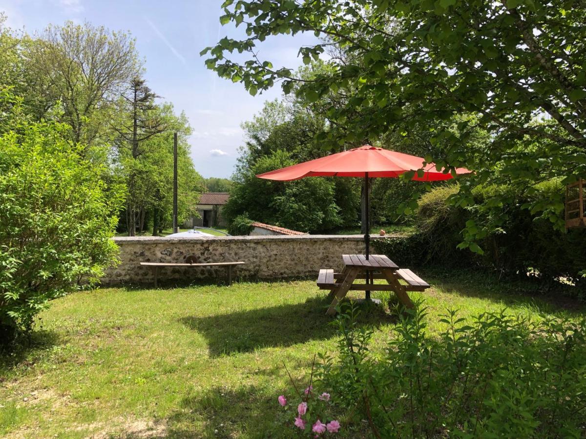 As Seen On A New Life In The Sun - Beautiful 3 Bedroom Cottage With Shared Pool Montboyer 외부 사진