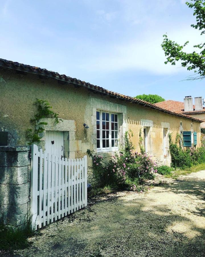 As Seen On A New Life In The Sun - Beautiful 3 Bedroom Cottage With Shared Pool Montboyer 외부 사진