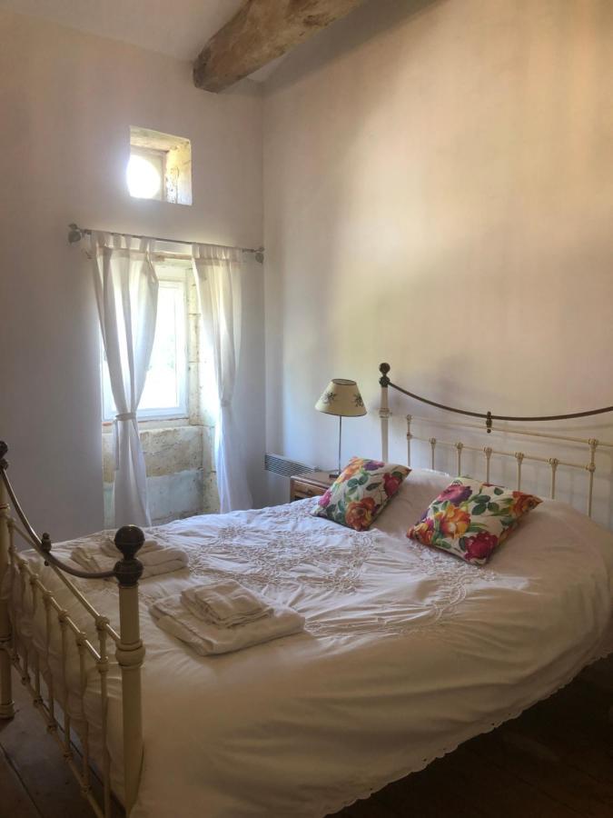 As Seen On A New Life In The Sun - Beautiful 3 Bedroom Cottage With Shared Pool Montboyer 외부 사진