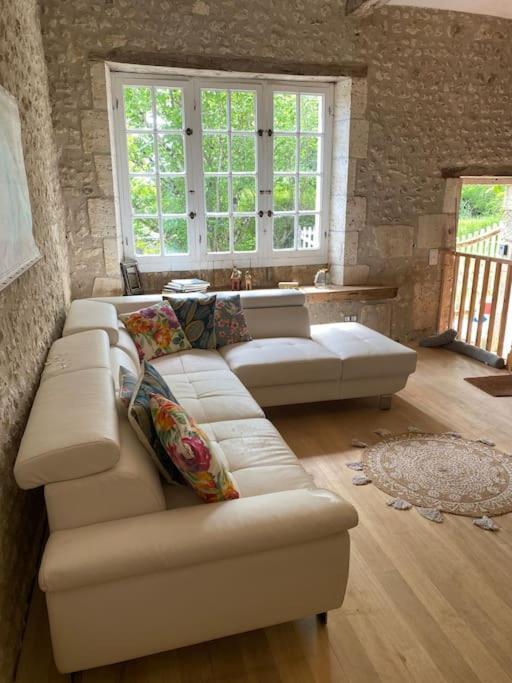 As Seen On A New Life In The Sun - Beautiful 3 Bedroom Cottage With Shared Pool Montboyer 외부 사진