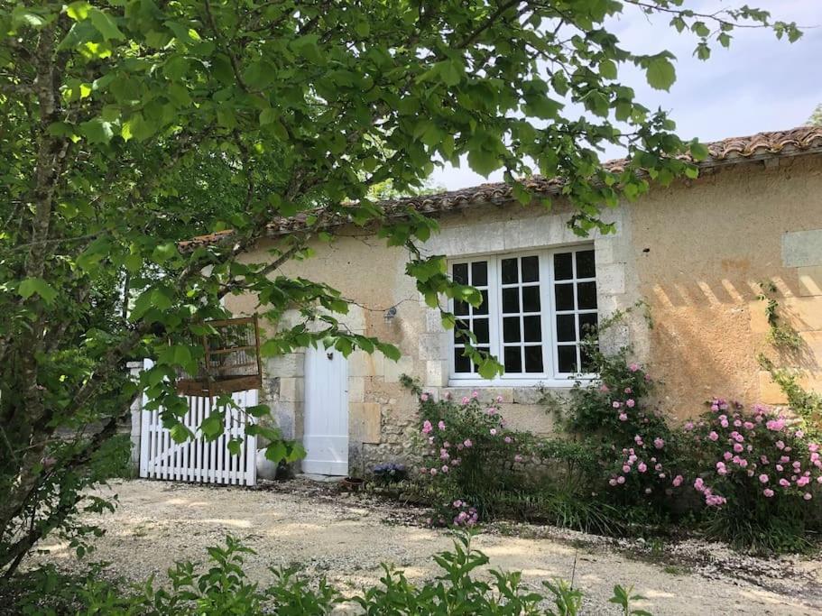 As Seen On A New Life In The Sun - Beautiful 3 Bedroom Cottage With Shared Pool Montboyer 외부 사진