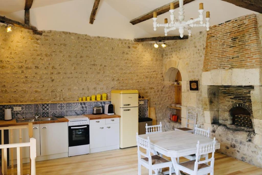 As Seen On A New Life In The Sun - Beautiful 3 Bedroom Cottage With Shared Pool Montboyer 외부 사진