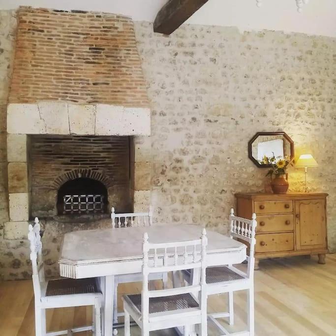 As Seen On A New Life In The Sun - Beautiful 3 Bedroom Cottage With Shared Pool Montboyer 외부 사진